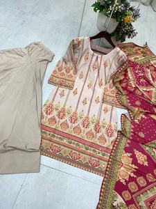 Ropa de Diseñador Exclusiva, Moderna, Salwar Kameez con Estampado en Crepé Francés, Top y Salwar con Dupatta para Fiesta - Product Image 3