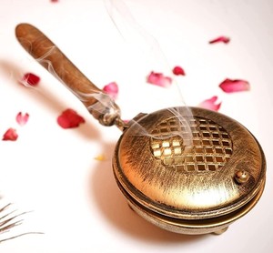 Quemador de incienso árabe portátil de latón antiguo con mango de madera, quemador de Oud ecológico para fragancia del hogar en verano y otoño - Product Image 1