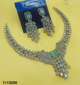 Ensemble de collier élégant avec finition Mehndi et diamants CZ, ensemble de collier floral en pierre blanche de qualité supérieure pour les occasions de fiançailles et les occasions festives, collier de mariée - Product Image 2