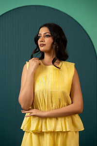 ชุดเซ็ตผ้าฝ้ายสีเหลืองซูกูน พร้อมเสื้อแขนกุดลายปินทัคและกางเกงขายาวทรงบาน |   เสื้อผ้าฤดูร้อนน้ำหนักเบา สไตล์ผู้หญิง - Product Image 2