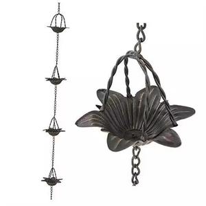 Chaîne de pluie décorative à motifs floraux favorisant la collecte durable de l'eau de pluie, son aspect poli rayonnant dégage un goût raffiné. - Product Image 4