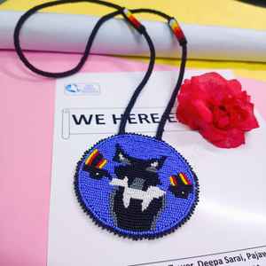 Collier pendentif loup artisanal perlé avec perles noires, blanches, rouges, jaunes, oranges et bleues et cordon long pour un usage artistique et culturel - Product Image 5