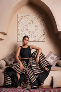 Lehenga Choli Negro con Dupatta Transparente y Borde Dorado |   Ropa Étnica India Tradicional y Festiva para Mujeres, Diseñada para Bodas y Fiestas - Product Image 2