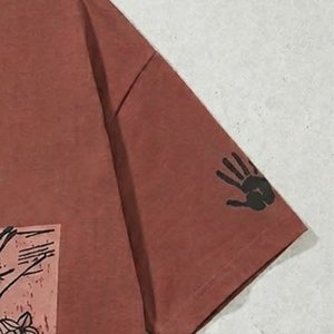 เสื้อยืดคอตตอนทรงหลวมแบบดรอปโชว์เดอร์สีน้ำตาลพรีเมียมสำหรับผู้ชาย สั่งทำโลโก้ได้ตามต้องการ  ใส่สบายๆ ในฤดูร้อน - Product Image 6