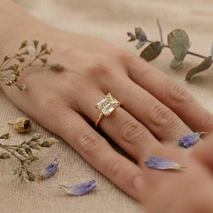 Bague de fiançailles minimaliste en or 14K 18K avec diamant solitaire taille princesse et bande fine pour femme - Product Image 2