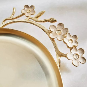 Elegante Bandeja de Servir Ovalada Dorada, Bandeja de Metal con Detalles de Ramas Florales, Ideal para Decoración de Mesa en Hogares Sofisticados - Product Image 4