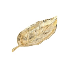 ถาดเสิร์ฟลายใบไม้โลหะดีไซน์พิเศษ ของตกแต่งโต๊ะ ถาดเสิร์ฟอาหารโลหะทองเหลือง ถาดตกแต่งโต๊ะงานแต่งงาน - Product Image 1