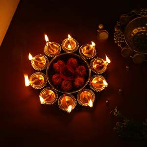 Candélabre circulaire en métal avec supports pour diya, pour les activités religieuses et les décorations festives - Product Image 1