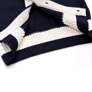 Logos brodés sur des pulls à col en V de haute qualité pour les sororités/fraternités/écoles/collèges/universités, logos sur des cardigans tricotés. - Product Image 5