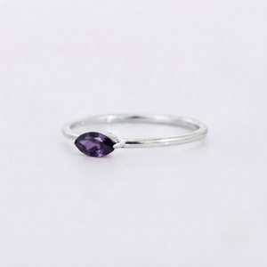 Bague de fiançailles solitaire en argent sterling 925 plaqué rhodium avec pierre précieuse en améthyste taille marquise, élégante et tendance pour femme, de la marque Rhaya Jewels - Product Image 2