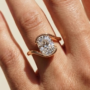 Anillo de compromiso solitario moderno con diamante de corte cojín alargado cultivado en laboratorio, de oro de 14 quilates, para mujer - Product Image 3