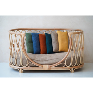Cama Sofá Ovalada Grande de Ratán para Perros, Estructura de Mimbre Natural con Cojines Decorativos, Muebles de Lujo para Mascotas de Interior y Exterior - Product Image 1