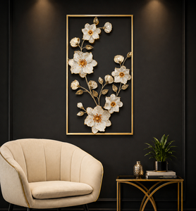 Panneau mural en métal floral blanc vintage, œuvre d'art botanique encadrée avec des accents dorés pour un intérieur élégant - Product Image 1