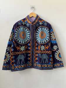 Chaqueta corta floral bohemia con motivo de camello, un toque de arte y calidez, estilo Suzani, regalo para ella, abrigo de terciopelo hecho a mano, ropa exterior bohemia. - Product Image 1