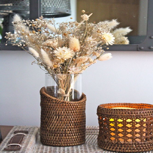 Vase en rotin tressé ouvert en forme d'arche avec insert en verre sur socle, idéal pour une décoration florale moderne, à prix de gros - Product Image 4