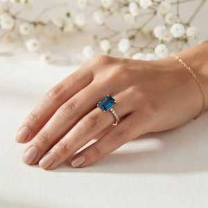 Anillo de compromiso clásico con topacio azul de diciembre, corte esmeralda, chapado en oro, plata de ley 925, anillo con piedra preciosa para uso diario. - Product Image 4
