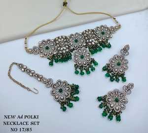 Conjunto de collar choker AD floral verde de lujo con aretes a juego y Maang Tikka de circonita cúbica chapado en rodio para novia/boda - Product Image 3