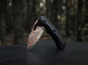 Couteau pliant artisanal en acier damas cuivré de qualité industrielle avec manche en micarta et étui en cuir pour le camping en plein air - Product Image 2