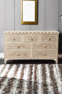 Mesita de noche con incrustaciones de hueso pulido y diseño floral, cajón con compartimentos, personalizada para uso en dormitorio, de la marca India Handicrafts. - Product Image 6