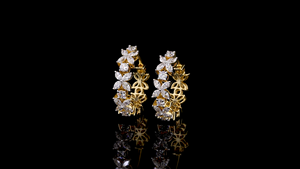 Pendientes de Aro con Diamantes Florales en Oro |   Pendientes Huggies con Diamantes de Corte Marquesa y Redondo |   Joyería OEM ODM - Product Image 2