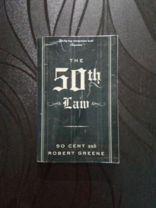 50th Law โดย 50 โรเบิร์ต เซ็นท์ กรีน หนังสือปกอ่อน ขายดีสำหรับผู้ใหญ่ เรื่องความสำเร็จและแรงบันดาลใจ ขนาด 6x9 นิ้ว - Product Image 4