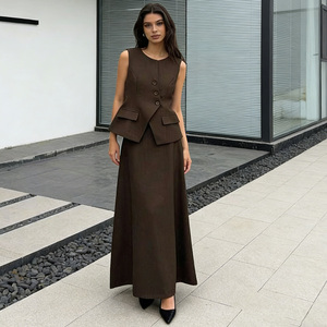 Elegante Completo Estivo da Donna Casual con Pantaloncini Dritti a Vita Alta Senza Maniche e Gilet al Ginocchio - Product Image 3