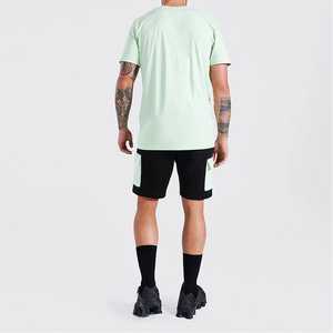 Conjunto de Camiseta de Algodón Verde Menta para Hombre con Pantalones Cortos Cargo Negros, Ropa Casual Transpirable para Verano - Product Image 2