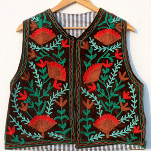 Chaleco vintage de terciopelo Suzani con bordado artesanal, estilo bohemio chic, chaleco para mujer, chaqueta Suzani, regalo para ella. - Product Image 1