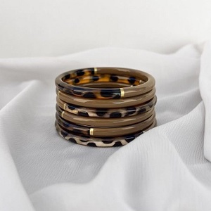 Bracelet artisanal en corne de buffle naturelle laquée, respectueux de l'environnement, modèle Bangle |   Forme personnalisée |   Design animalier coloré et élégant |   Moderne - Product Image 2