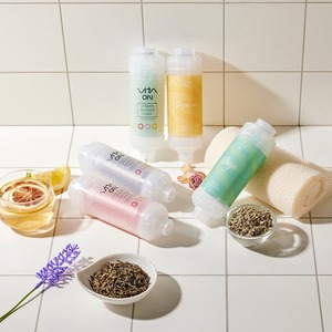 Filtre de douche purificateur d'eau VITA ON b, design compact, gain de place, accessoire de salle de bain - Product Image 1