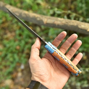 Couteau de chasse et de camping à lame fixe en acier Damas forgé à la main, manche en bois d'olivier et turquoise, lame pleine longueur, couteau personnalisé OEM/ODM - Product Image 5