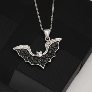Pendentif chauve-souris néo-gothique en or blanc 14 carats, noir, avec ailes pavées de diamants et bords en diamants blancs - Product Image 2
