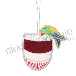 Adornos Navideños Personalizados Bordados en Terciopelo Satinado de Estudio Brazeal, Hechos a Mano y Ecológicos, con Camellos, Caballitos de Mar y Estrellas - Product Image 4