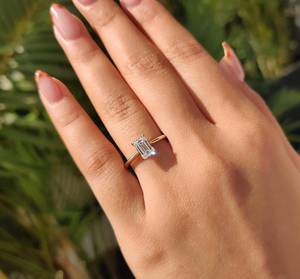 Fabricant Direct – Nouveauté : Bagues de Fiançailles en Moissanite Taille Émeraude pour Femme, Inde, 1 Carat, Or Massif 10k, 14k, 18k – Bijoux en Gros - Product Image 1