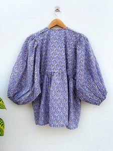Vestido Mini Casual de Verano de Lujo con Estampado Floral Morado Hecho a Mano, Mangas Abullonadas de Algodón, Corte Holgado y Detalle de Lazo en el Cuello - Product Image 4
