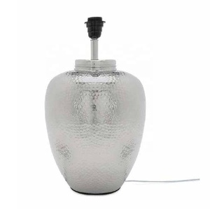 Lampe de table en aluminium de haute qualité, écologique, avec finition polie, design moderne pour la décoration du salon et de la chambre à coucher - Product Image 5