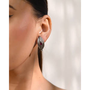 Boucles d'oreilles fines Meera Jaipur Godawan avec accents argentés - Product Image 1