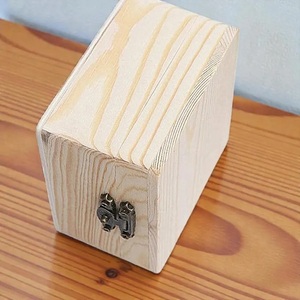 Panneaux de bienvenue en bois brut à poser sur table avec finition en pin naturel écologique et rangement rétro à loquet métallique - Product Image 3