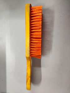 Brosse à poils rigides Dandy avec manche en bois pour le toilettage des chevaux - Product Image 1