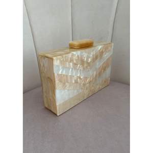 Pochette de soirée en résine de luxe faite à la main pour femmes, accessoire de mode en cristal de créateur - Product Image 2