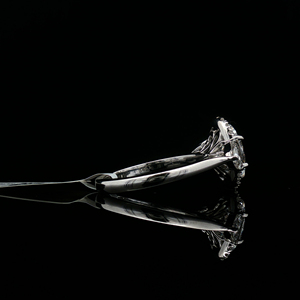 Bague de fiançailles solitaire ovale de luxe en or blanc 14 carats, sertie de pierres latérales trillons et rondes, cultivées en laboratoire |   Diamants Sheetal - Product Image 2