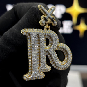 Pendentif personnalisé bicolore avec initiale, épée croisée, monogramme serti de pierres, breloque pour collier - Product Image 4