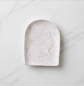 Reposacucharas de cerámica blanca con diseño arqueado en relieve, paisley y patrón acanalado para decoración de la mesa de cocina. - Product Image 4