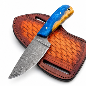 Couteau de chasse artisanal en acier Damas avec manche en résine bleue, lame fixe, fourreau en cuir - Product Image 1