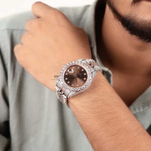 นาฬิกาข้อมือหรูหราประดับเพชร หน้าปัดสีน้ำตาล โทนสีขาวโรสโกลด์ ระบบควอตซ์ ตัวเรือนสแตนเลสสตีลแบบฝังเพชรเต็มเรือน สไตล์ฮิปฮอป นาฬิกาแบบสั่งทำพิเศษ - Product Image 5