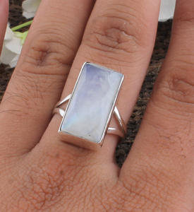 แหวนรูปทรงสี่เหลี่ยมผืนผ้าประดับมูนสโตนสีรุ้งธรรมชาติ เงินแท้ 925 แหวนไฟสีน้ำเงินสำหรับผู้หญิง เครื่องประดับทำมือ หินประจำเดือนเกิดเดือนมิถุนายน ขายส่ง - Product Image 1