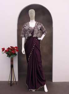 Sari en crêpe de soie de créateur avec veste brodée de sequins et ensemble Koti - Product Image 5