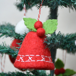 Décorations de Noël en feutre faites à la main, clochettes rouges avec feuilles de houx et baies, style traditionnel, ornement artisanal - Product Image 6