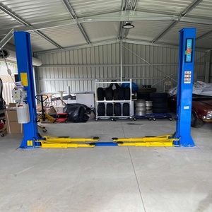 Potente elevador hidráulico de cuatro postes diseñado para levantar automóviles y camionetas ligeras en entornos de talleres profesionales. - Product Image 1