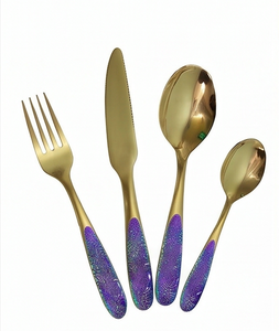 Ensemble de couverts plaqués or avec manches irisées violettes, compatibles lave-vaisselle, design glamour pour la table de mariage - Product Image 1